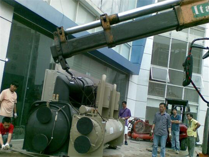 呼图壁县随车吊和汽车吊的核心区别是什么？哪种更省钱？